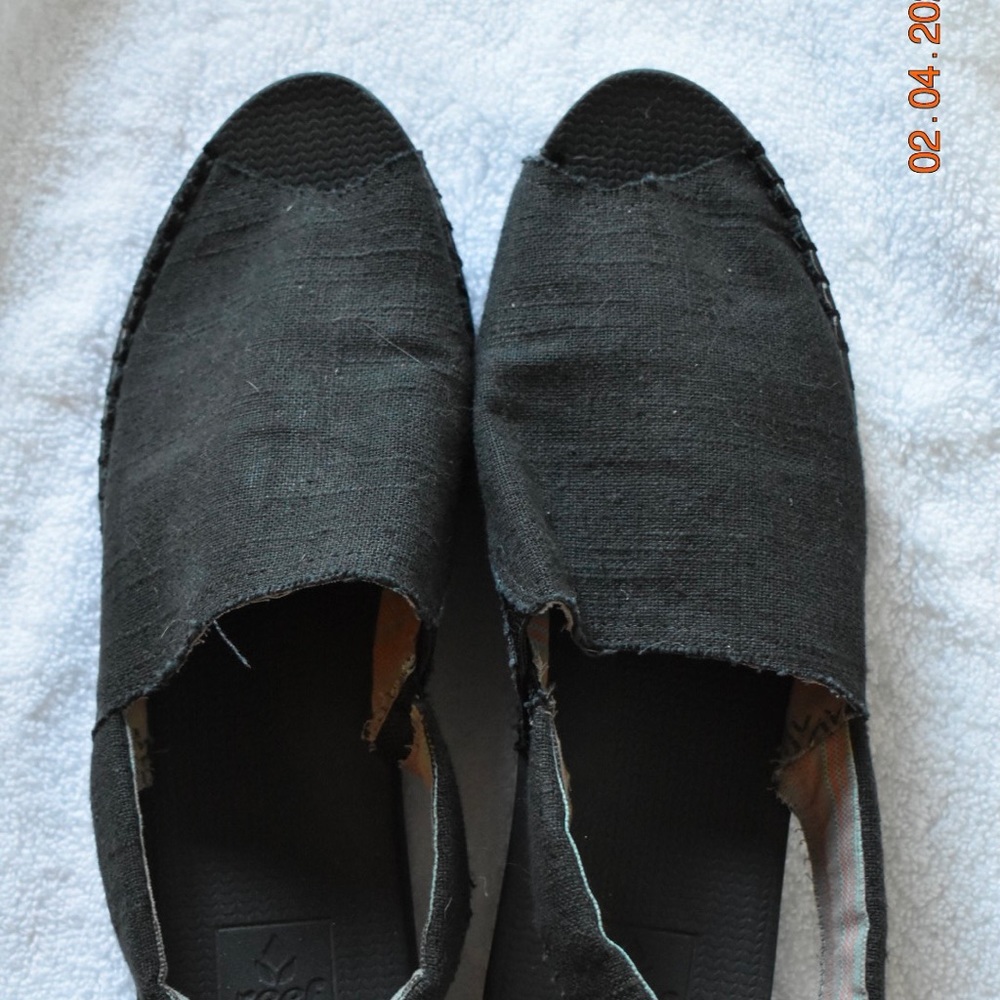 Black Reef Sandals